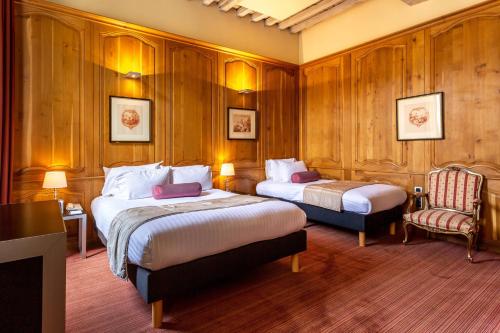 Superior Queen Room with 1 queen bed and 1 single bed 