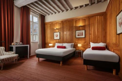 Superior Queen Room with 1 queen bed and 1 single bed 