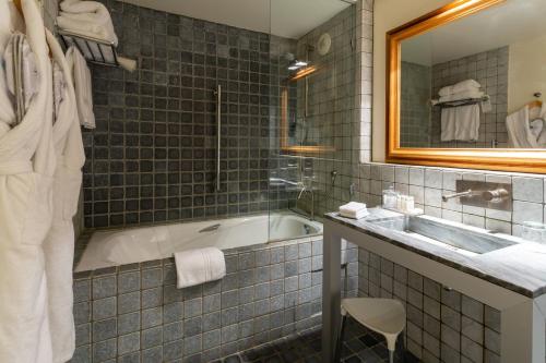 Superior Queen Room with 1 queen bed and 1 single bed 
