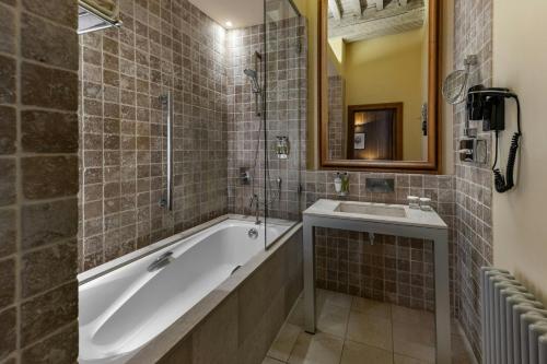 Superior Queen Room with 1 queen bed and 1 single bed 