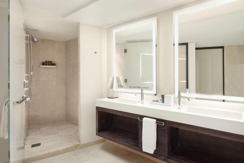 Luxury Corner King Suite with Sofa Bed
