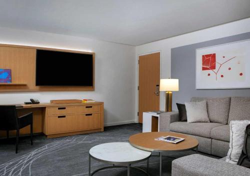 Executive King Suite with Roll-in Shower - Mobility Access
