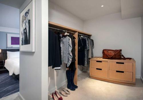Executive King Suite with Roll-in Shower - Mobility Access