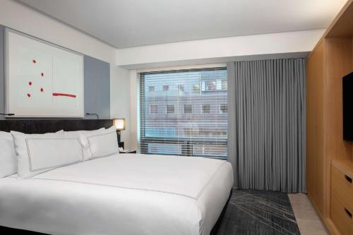 Luxury King Suite with Sofa Bed and Roll-in Shower - Mobility Access