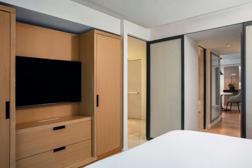 Luxury King Suite with Sofa Bed and Roll-in Shower - Mobility Access