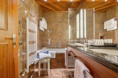 Corner One-Bedroom Suite Matterhorn View