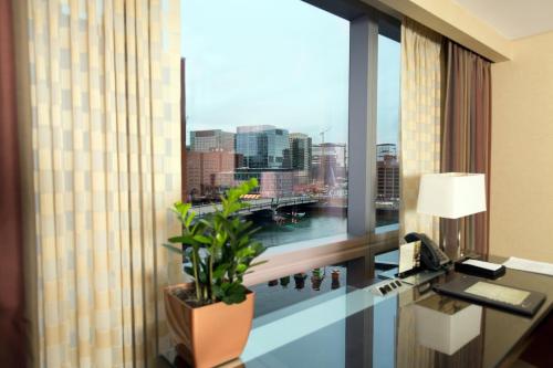 Club Intercontinental Queen Room with Water View