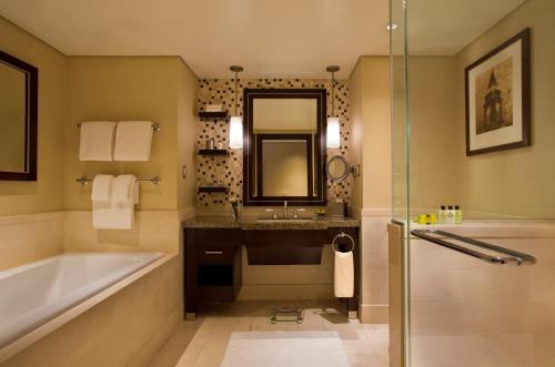 Club Intercontinental Queen Room with Water View