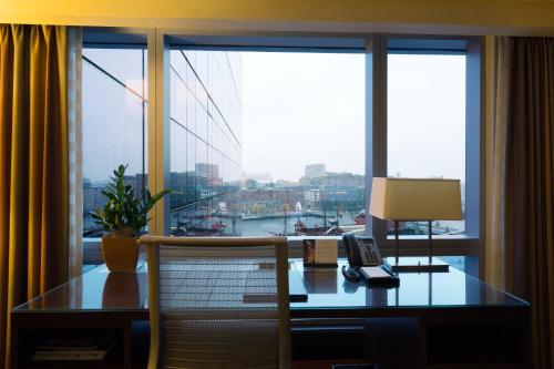 Classic Corner King Room with Greenway View