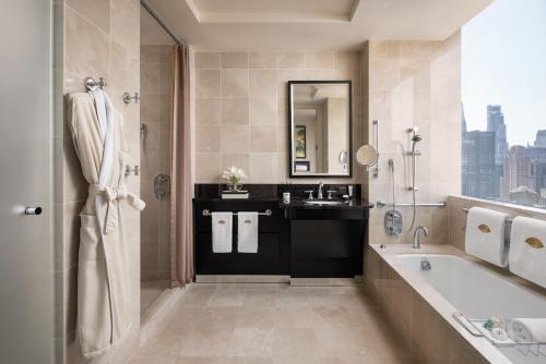 Hudson River View Accessible Twin - Roll-in Shower