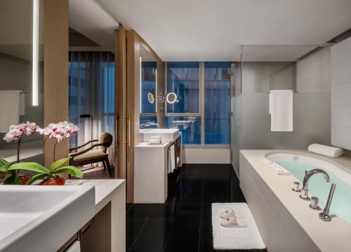 L450 Deluxe King Room