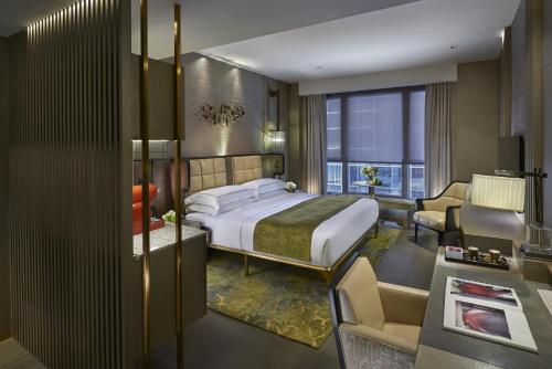 LMO Turns 15 Staycation Offer - L450 Superior Room with Free Upgrade, One-Way Limousine Transfer, HKD 1000 Hotel Credit and Extra Benefits