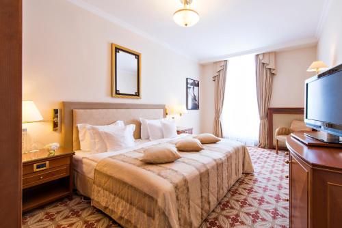 Deluxe One Bedroom Suite
