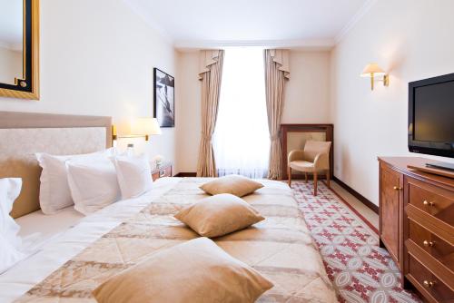 Deluxe One Bedroom Suite