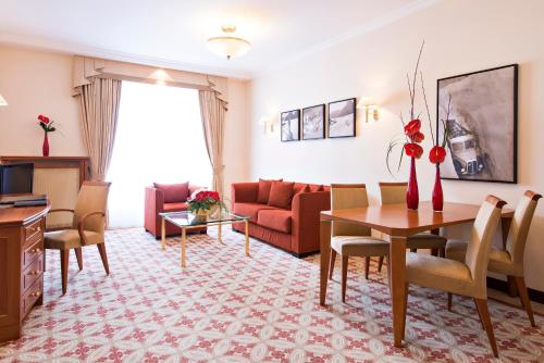 Deluxe One Bedroom Suite