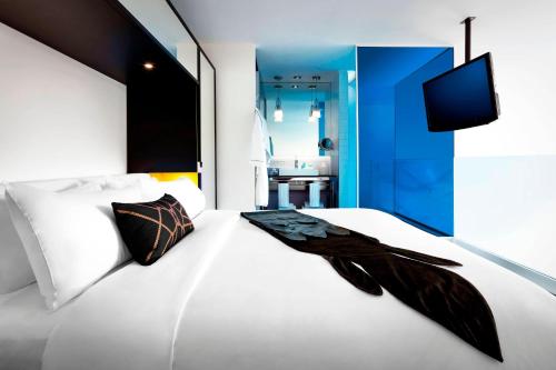 WOW, Suite, 1 King, Park view, Balcony