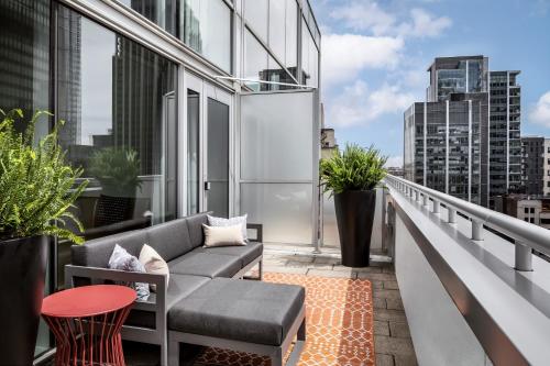 Extreme WOW, Suite, 1 King, Balcony