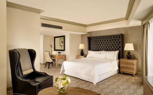 Writer Junior Suite with City View