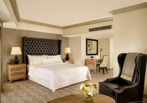 Writer Junior Suite with City View