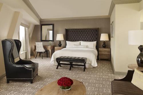 Writer Junior Suite with City View