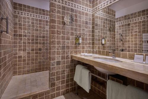 TRADITION, Guest room, 1 King, Limited View                                         