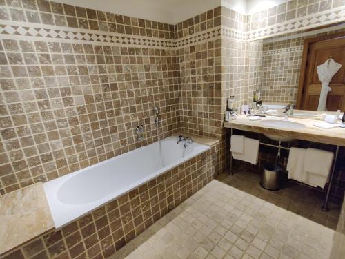 TRADITION, Guest room, 1 King, Limited View                                         