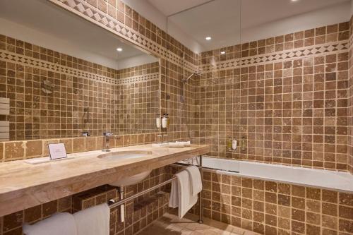 PRIVILEGE, Guest room, 2 Twin/Single Bed(s), City view  