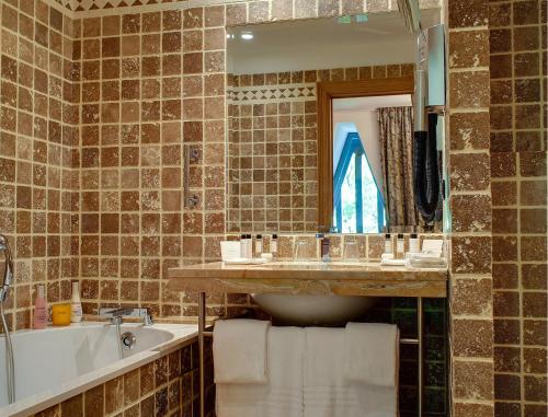 Larger Guest room, 1 Double, Limited view 