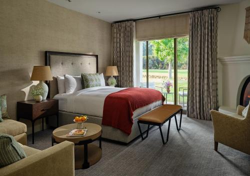  Fireplace Shangri-la Room with King Bed