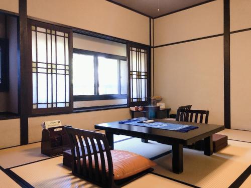 Japanese-Style Economy Twin Room with Shared Bathroom - "Chikyu"