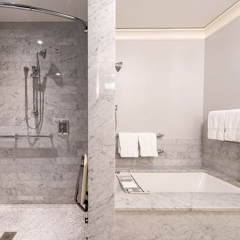 Junior Suite with Fireplace and Roll-in Shower - Mobility Access