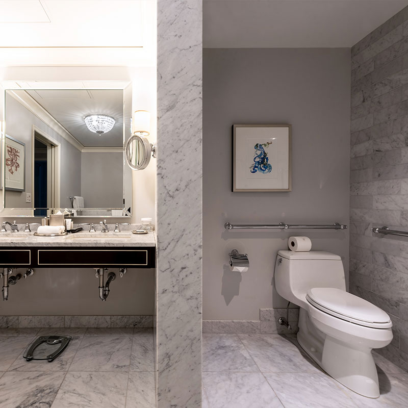 Junior Suite with Fireplace and Roll-in Shower - Mobility Access