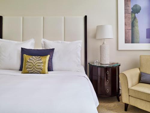 Superior Room with One King Bed
