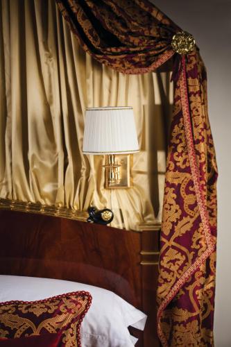 Riverside Villa with One King Bed