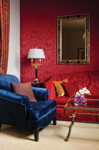 Riverside Villa with One King Bed