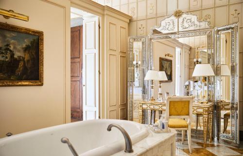 Royal Suite with King Bed