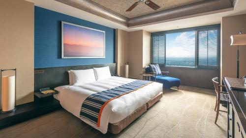 Executive King Room - Harbor View with Complimentary Mini-bar 
