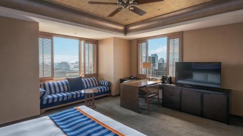 Deluxe King Corner Room - Harbor Side with Complimentary Mini-bar