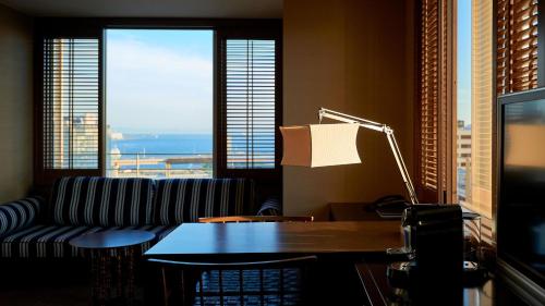 Deluxe King Corner Room - Harbor Side with Complimentary Mini-bar