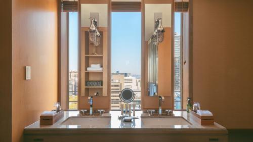 Deluxe Corner Twin Room - City Side with Complimentary Mini-bar