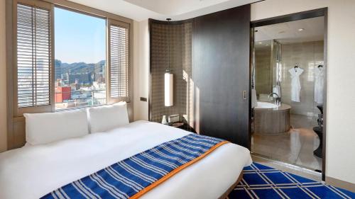 King Junior Suite on Higher Floor with Complimentary Mini-bar