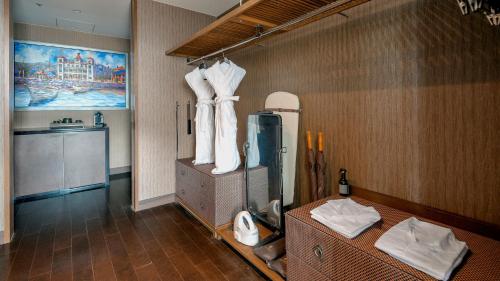 King Junior Suite on Higher Floor with Complimentary Mini-bar