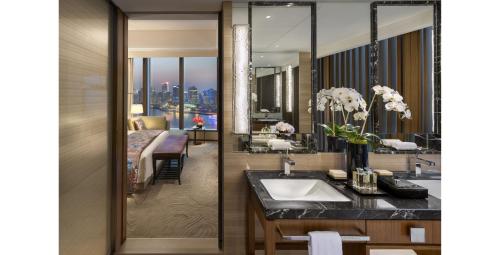 Premier River View Suite King