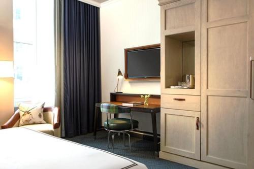 King Room with Mobility Accessible Tub and Roll-In Shower