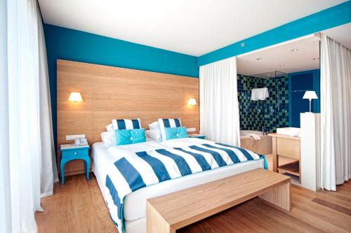 Deluxe Room with Balcony and Sea View