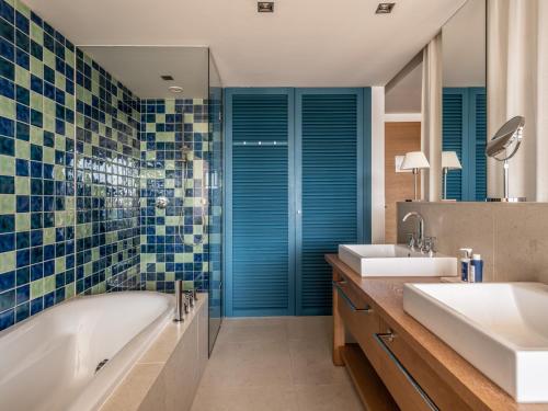 Deluxe Room with Balcony and Sea View