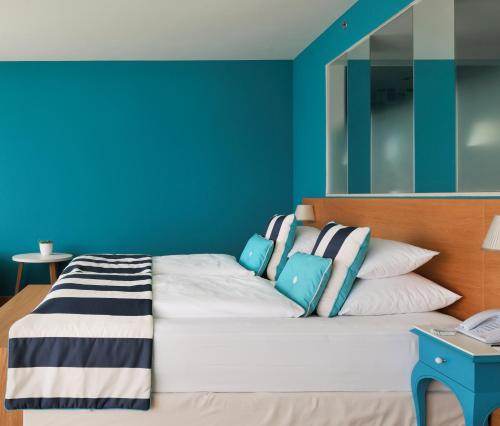Junior Suite with Balcony and Park View