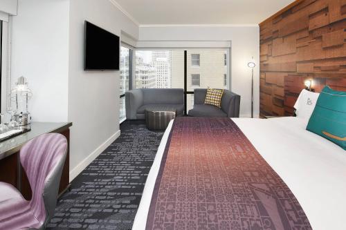 Cool Corner, Guest room, 1 King, Corner room, Low floor