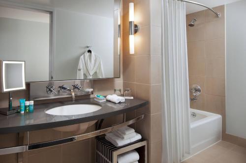 Cool Corner, Guest room, 1 King, Corner room, Low floor