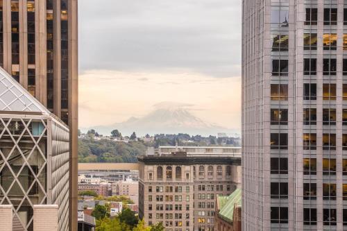 Deluxe, Guest room, 2 Double, Partial Mountain view, High floor